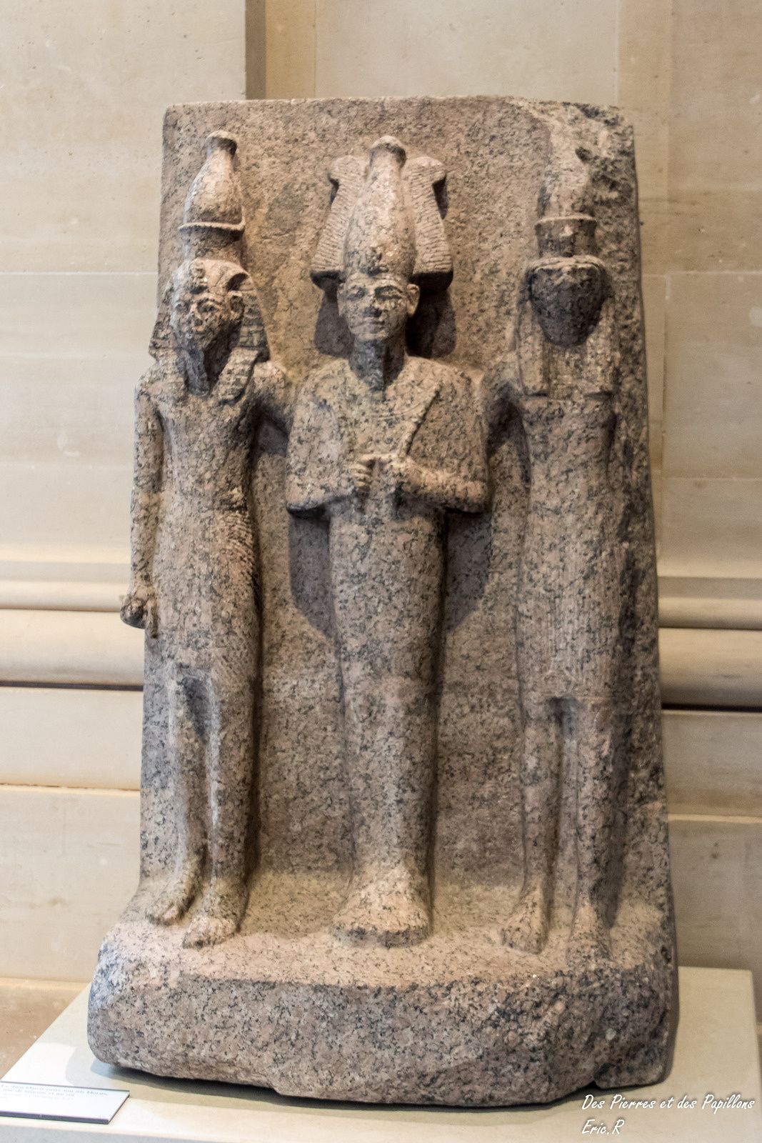 Le dieu Osiris entre son fils Horus à tête de faucon et un roi - en granite - 1186/1069 av. JC