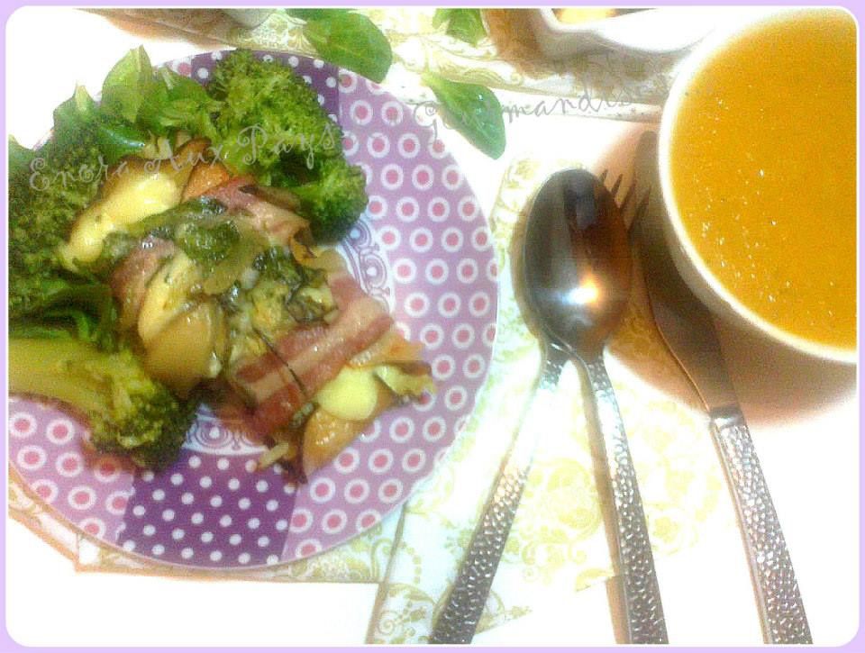 SORTI DU FOUR  ^_^   Accompagnée d'une Salade de mâche .. ciboulette et Brocolis .. et d'un potage de légumes pour nous  ! Le Repas est prêt !!!! A Table ...