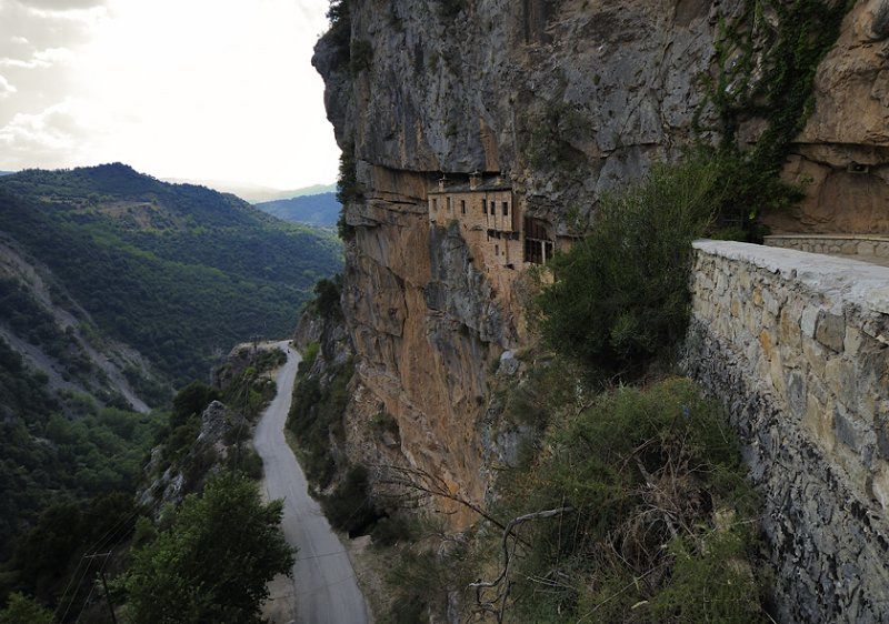 Le monastère de Kipina, fondé en 1212 et dédié à l'Assomption de la Vierge Marie, est situé près du village de Kalarrytes dans la Préfecture de Ioannina sur une pente abrupte au-dessus du Kalarrytiotikos, affluent de la rivière Arachtos.