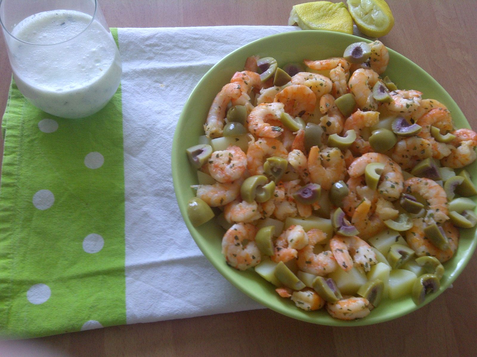 Salade estivale crevettes roses à la menthe, pommes de terre, olives vertes et sauce à la ciboulette