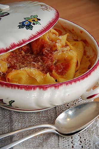 Mandilli de saea cu u tuccu (lasagnette al sugo alla genovese) -  Menuturistico