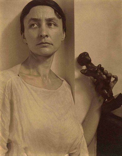Photographie de Georgia O'Keeffe tenant une statuette de Matisse (A. Stieglitz, 1921).