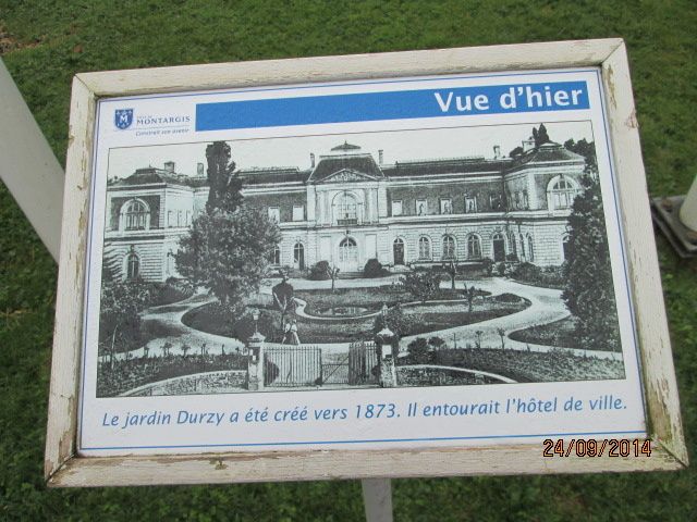 les jardins Durzyus d'hier et d'aujourd'hui avec la statue statue du chien de Montargis de Gustave Debrie (1870) se situe dans la cour de l'ancien hôtel de ville (le jardin Durzy). Une légende raconte qu'au XIVème siècle, sous Charles X, un gentilhomme ou chevalier nommé Aubry de Montdidier fut assassiné par Macaire lors d'une promenade avec son chien en forêt. Quelques jours après la disparition du malheureux Aubry de Montdidier, le roi fît faire des recherches et le chien fût retrouvé dans la forêt gémissant et grattant le sol. Des hommes creusèrent et découvrirent le corps recherché. Le chien fut ramené à la cour et il reconnut le tueur et sema le doute sur sa culpabilité par son attitude agressive envers lui. A l'époque, les instructions n'existaient pas et l'on se référait au jugement de Dieu qui n'est autre qu'un duel judiciaire. C'est ainsi que le roi ordonna un duel entre l'animal et Macaire : celui-ci avait un gourdin et celui-là un tonneau pour refuge. Remarquons que ce détail n'est pas visible sur la sculpture mais il l'est sur un vitrail de l'église de Montargis. Le chien sauta à la gorge de l'assassin et ce dernier avoua son crime et fut pendu suite à ce duel.