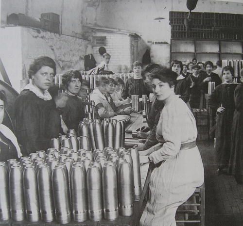 Munitionnettes durant la Grande guerre: des ouvrières dans l'industrie de guerre