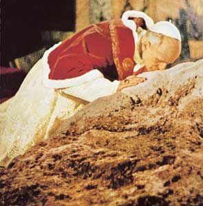 SS Paul VI baisant le rocher où Jésus confia l'Église à Saint Pierre