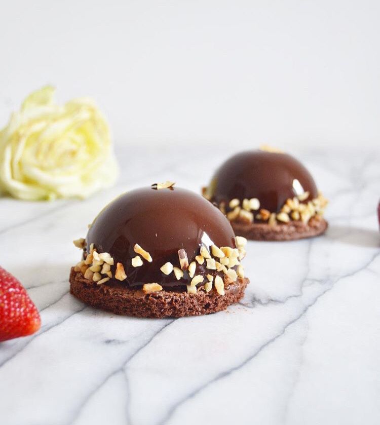 Dôme Praliné, Insert Coulant Fraise, Croustillant Praliné, Glaçage Miroir  Chocolat - Cake Beauty