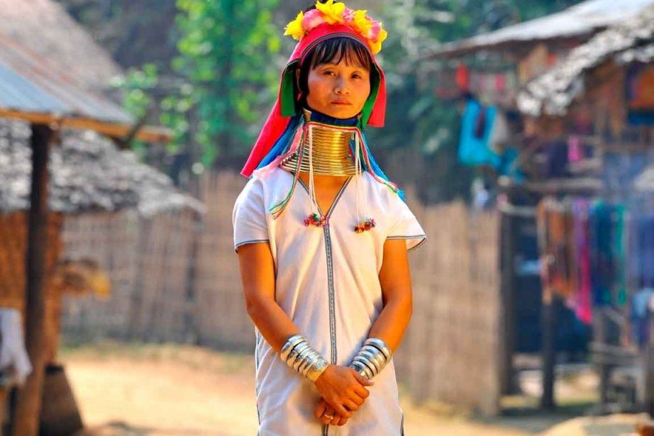 un moine chrétien rencontre des moines bouddhistes