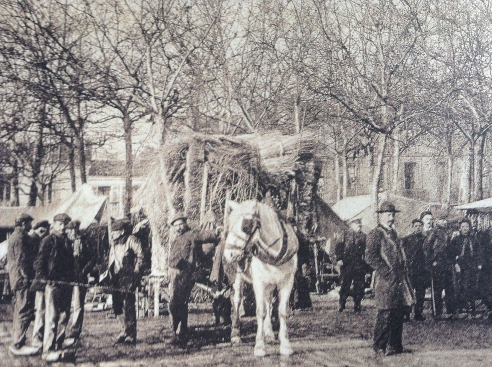 Place Mériadeck un marché aux Puces permanent (début du XXème)