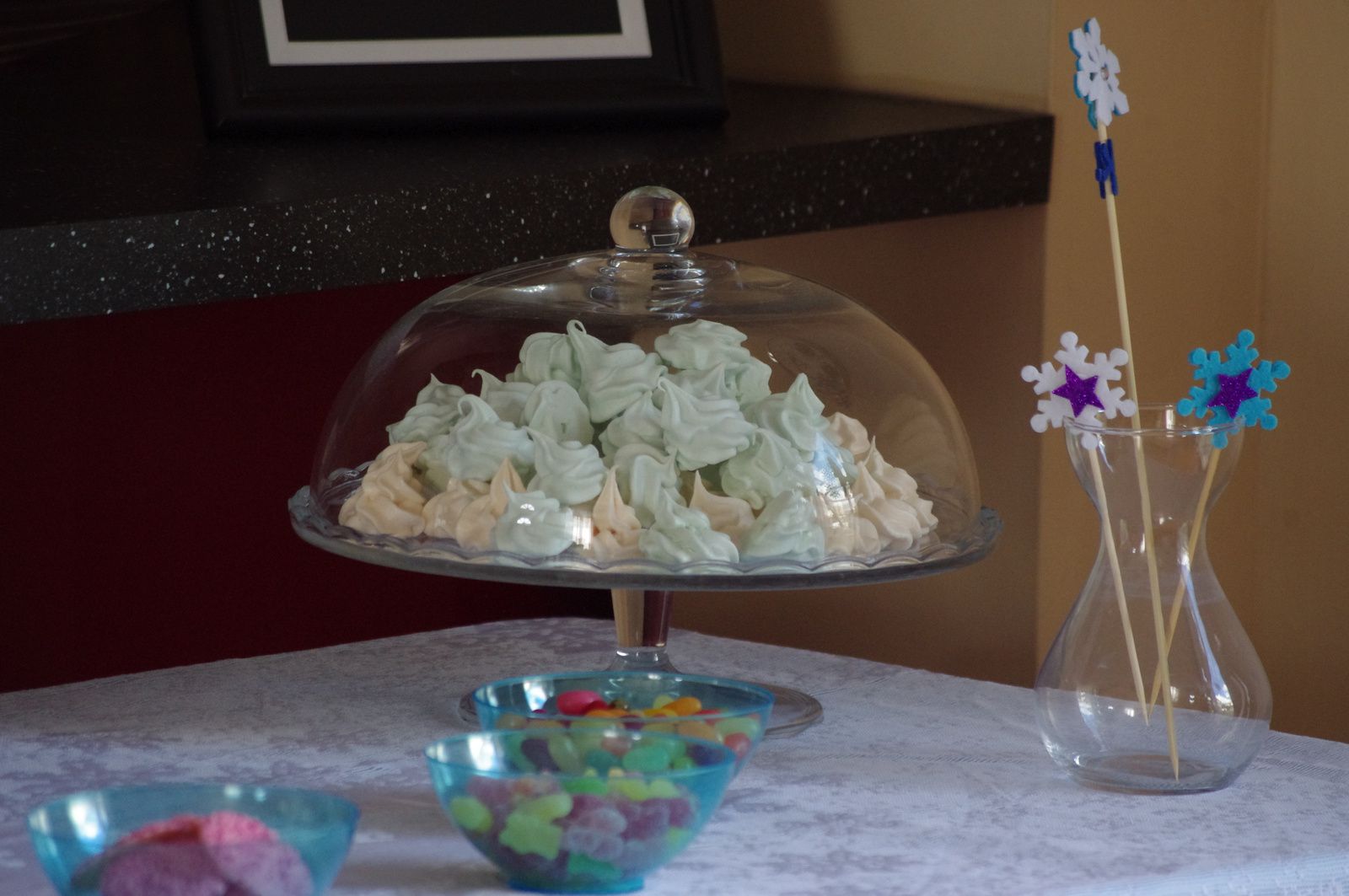 Ma table avec baguettes magique, meringues fondantes, et bonbons.(flocons autocollants trouver sur amazon, coupelle bleu et bonbons Hema, meringues maison)