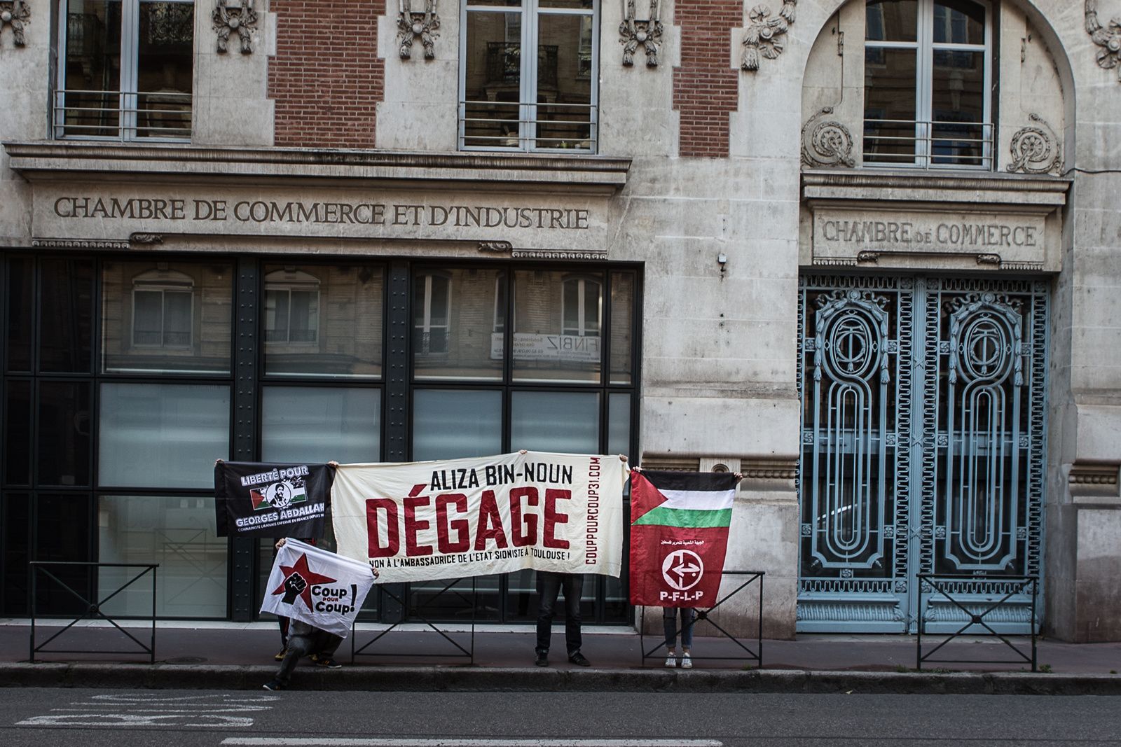 Devant la CCI à Toulouse : ALIZA BIN-NOUN DÉGAGE ! © Ben Art'core