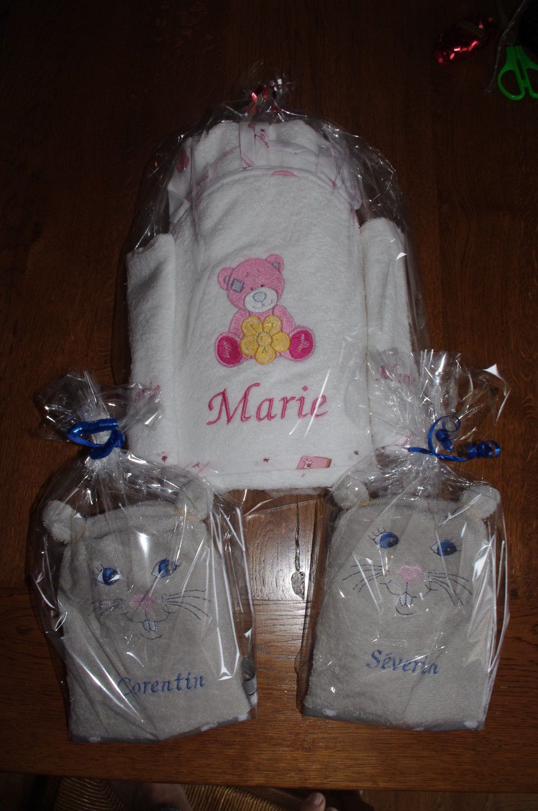 Une petite surprise à l' intérieur..........des "kinder". Tout ceci offert aujourd'hui.