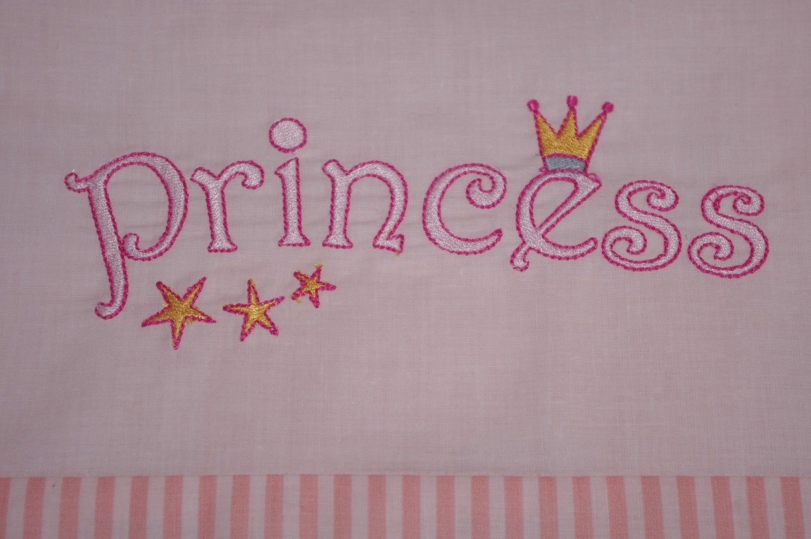 La broderie vient des états unis c'est pourquoi le mot princesse est écrit ainsi.