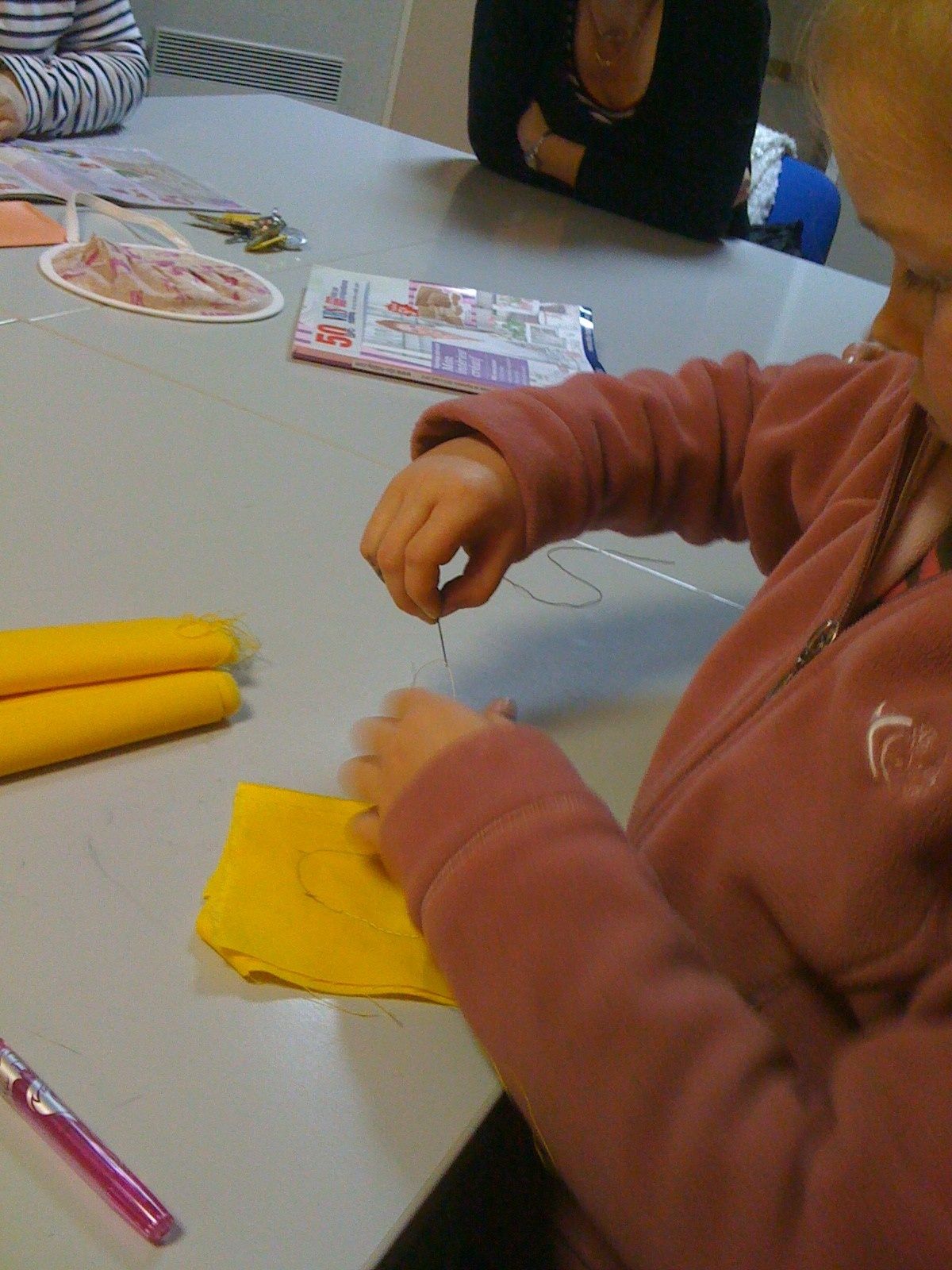 Ce n'est plus à moi qu'elle s'adresse quand on est au club, c'est à Chantal. Très à l' aise avec les aiguilles a coudre !