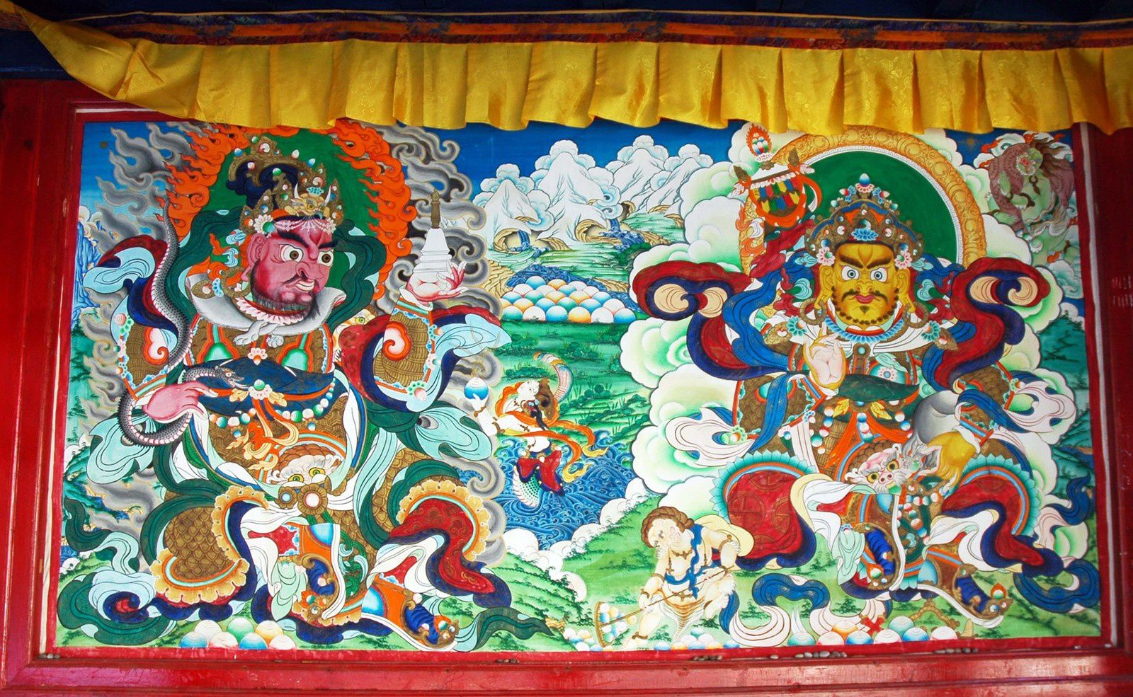 Deux des quatre Devarajas, protecteurs du monde et des quatre horizons. A gauche, Mi-mi Sang, "Celui qui a l'oeil mauvais", siège à l'ouest, est de couleur rouge, a l'air courroucé, a comme attribut le serpent pour signifier qu'il est le "Maître des Najas", les défenseurs de la loi bouddhique. A droite, Nam Ths Sy, "Celui qui entend tout", siégeant au nord, de couleur jaune, est à la tête des Yaksha, les génies de la nature
