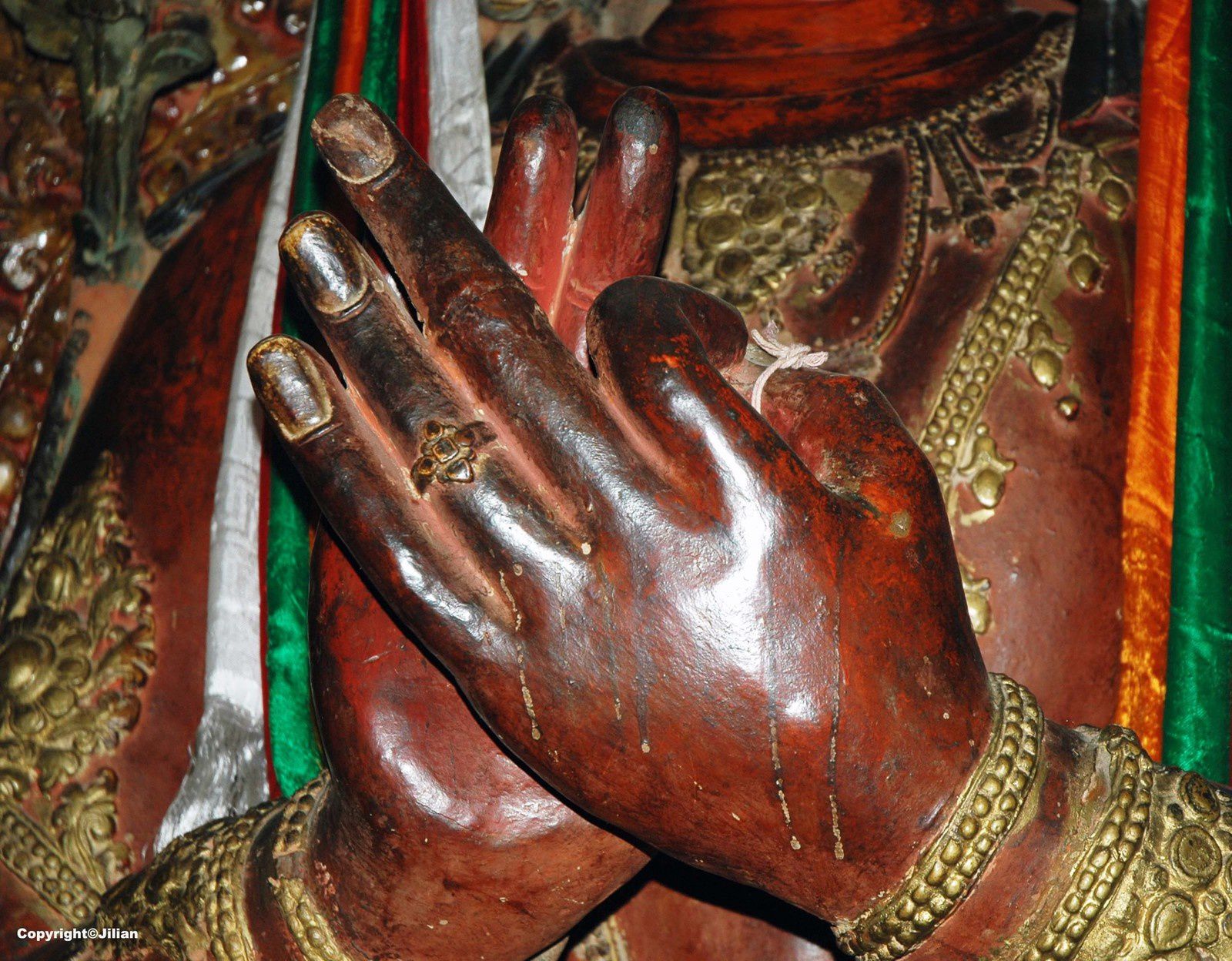 Le "mudra" (geste) de l'enseignement. Dans la terminologie bouddhiste un "mudra" est un geste de la main, empreint d'une signification symbolique, effectué par les bouddhas, les divinités ou les prêtres