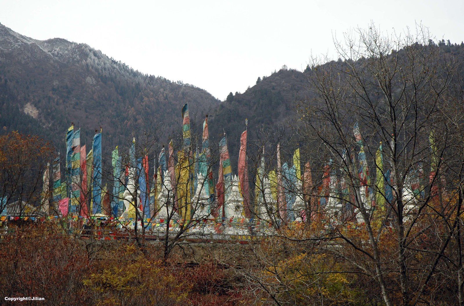 Les drapeaux de prière et les dagobas d'un temple bouddhiste tibétain