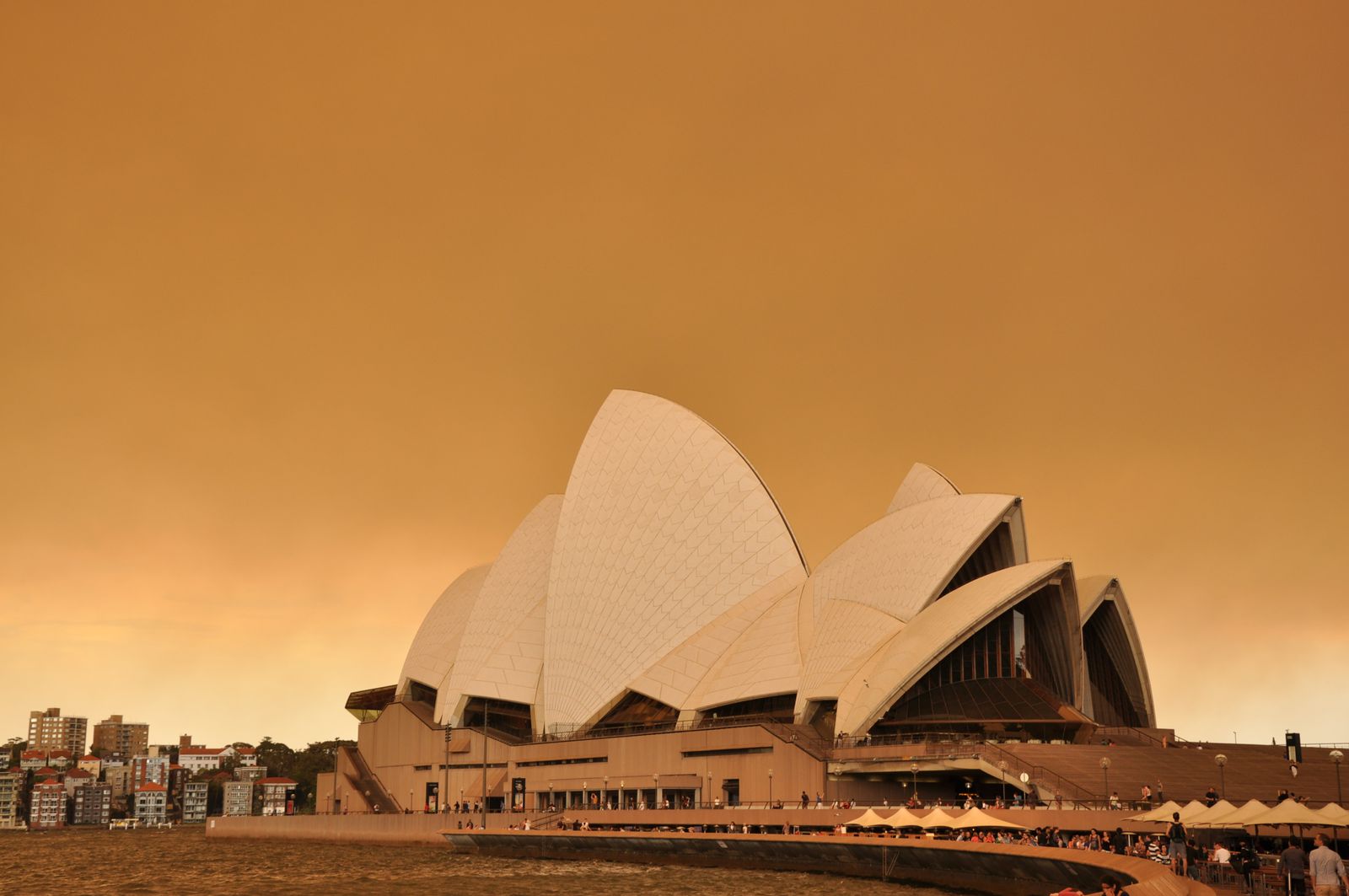 The Opera House in bushfires's smoke.