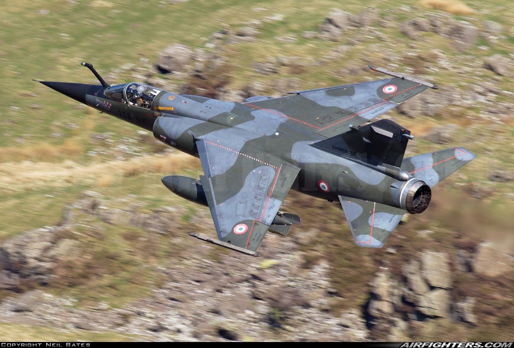 Un Mirage F1 coupe une ligne à très haute tension en Isère