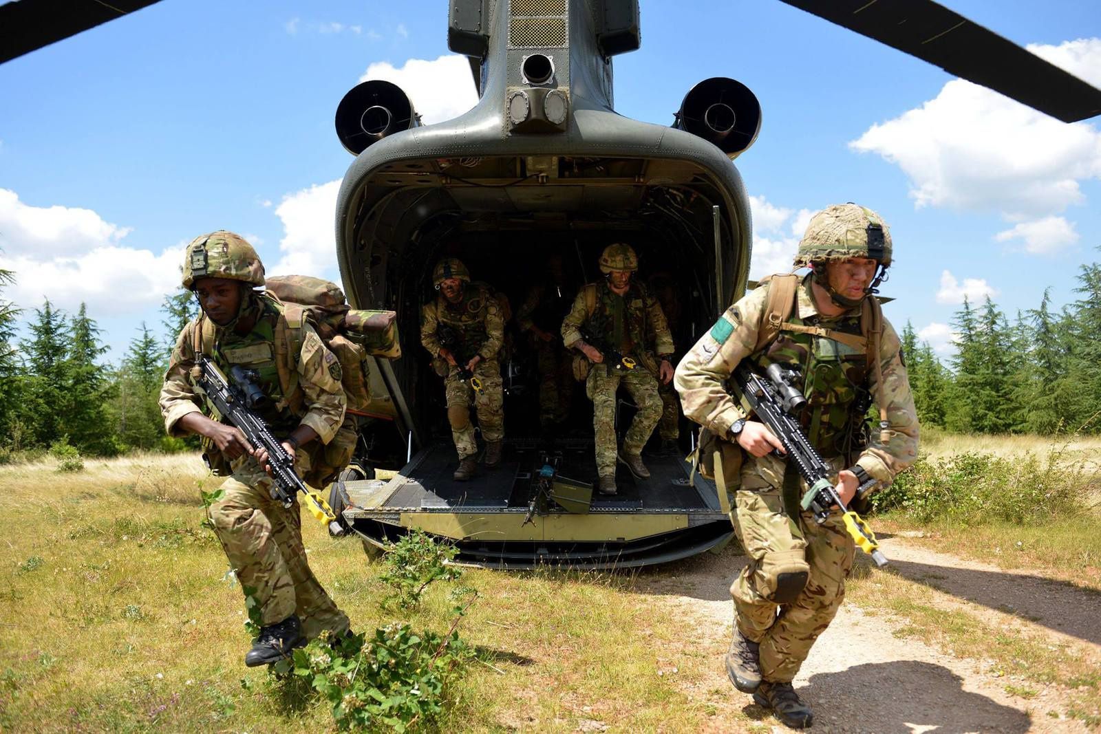 Des parachutistes français et britanniques s'entraînent ensemble à Toulouse  - Defens'Aero