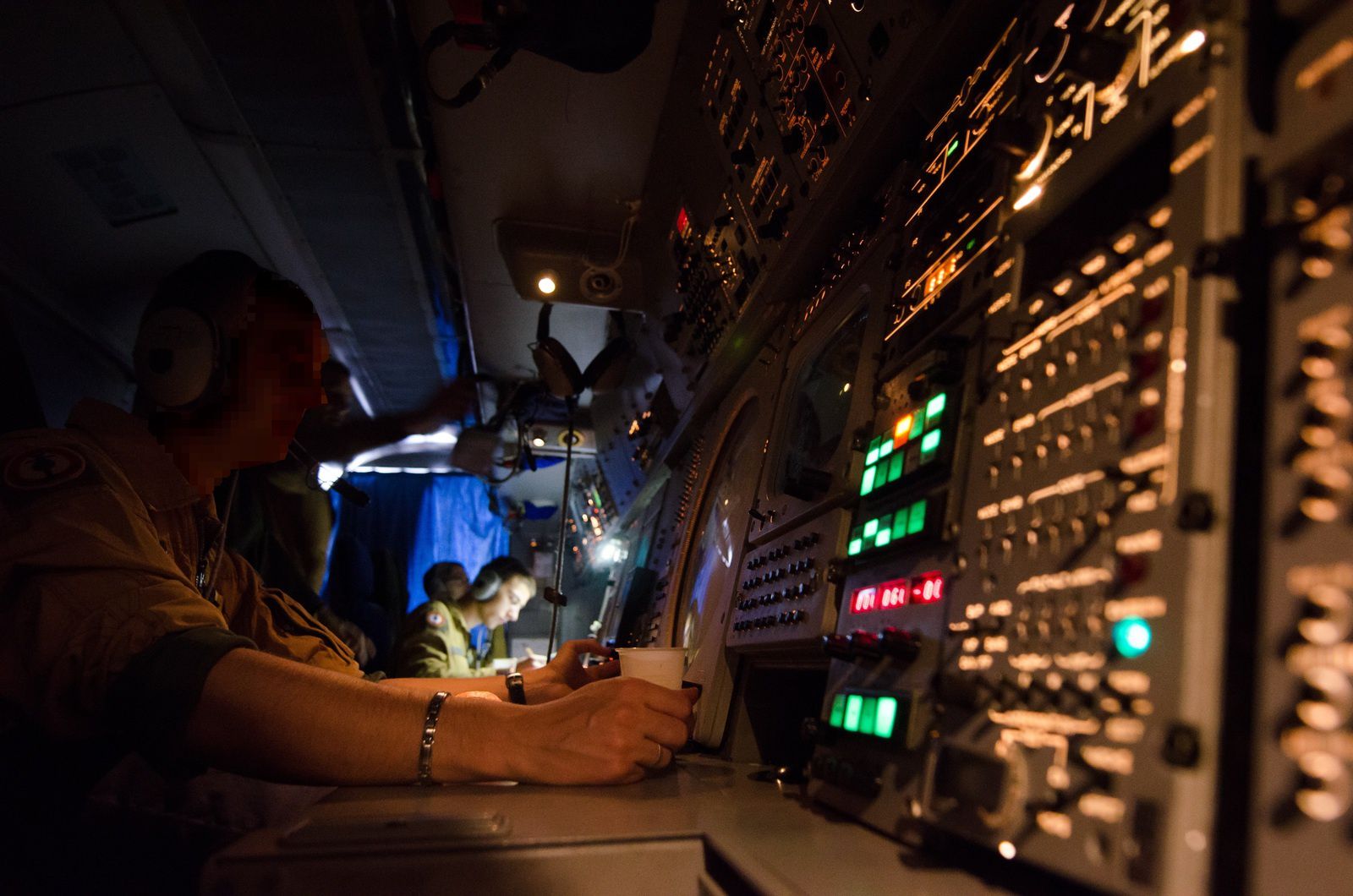 Un marin travaillant à l'intérieur d'un ATL II durant cette mission de dix heures.