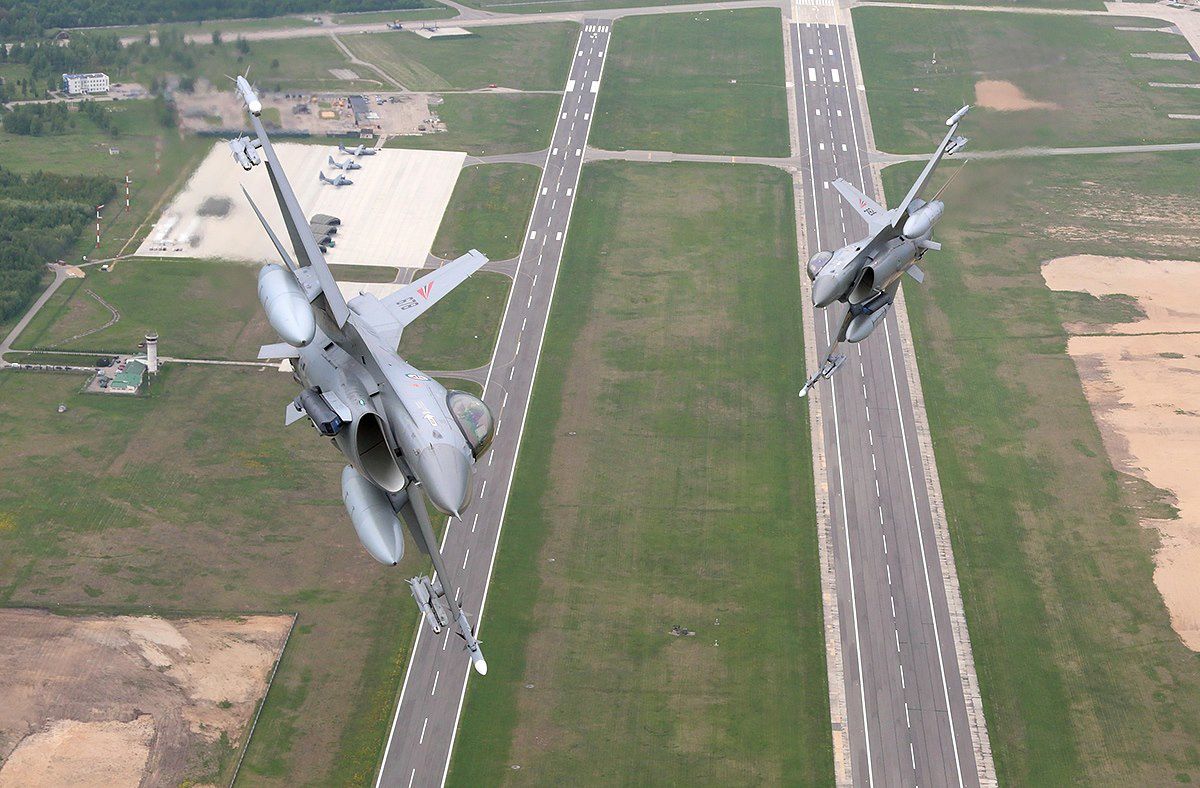 PHOTOS : En vol avec les F-16 norvégiens et les Typhoon italiens de la mission Baltic Air Policing