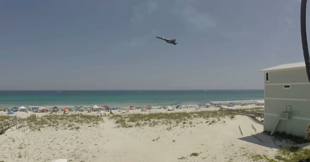 VIDEO - Quand un F/A-18 Hornet des Blue Angels provoque un léger courant d'air
