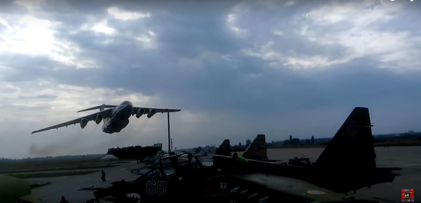 VIDEO - Impressionnant passage bas d'un Il-76 ukrainien