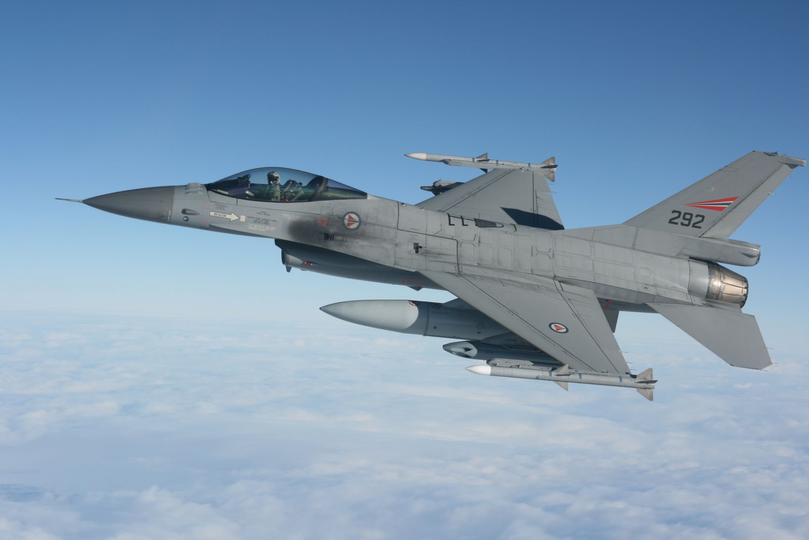 Un F-16 de la Force Aérienne Royale Norvégienne tire par erreur au canon contre une tour d'observation