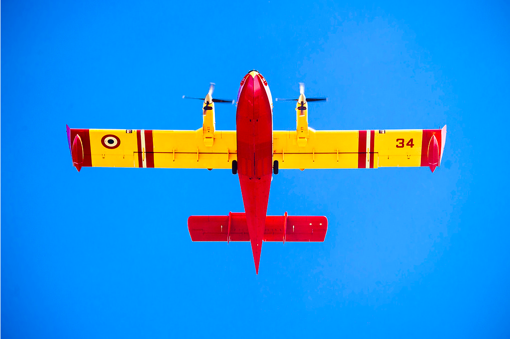 © MI / SG / DICOM - Le Pélican 34, de passage à la verticale des pompiers sur le terrain.