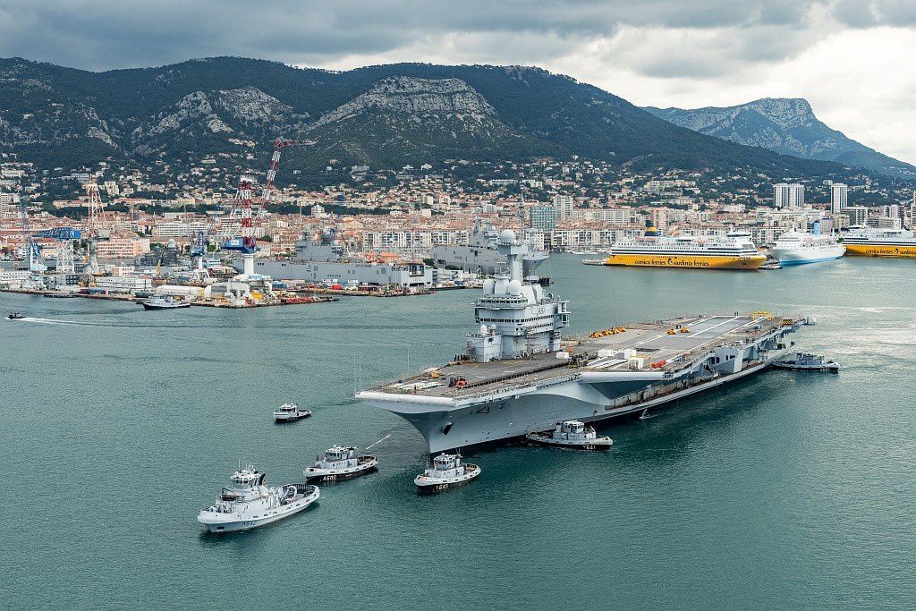 Arrêt technique majeur : Le porte-avions Charles de Gaulle a été remis à  flot - Defens'Aero