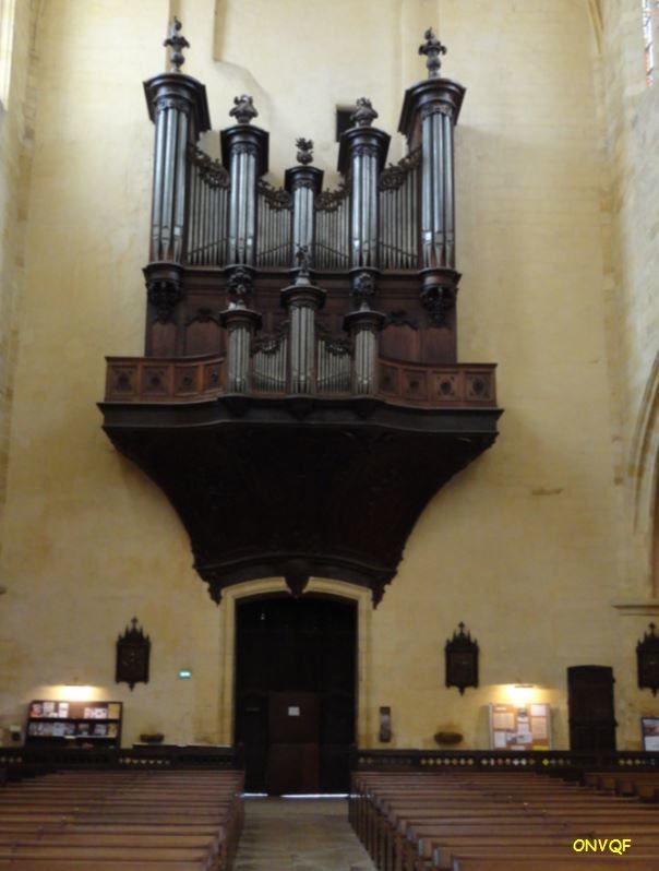 Au dessus de la porte principale vous pourrez admirer ce magnifique orgue en nid d'hirondelle. Droits réservés.