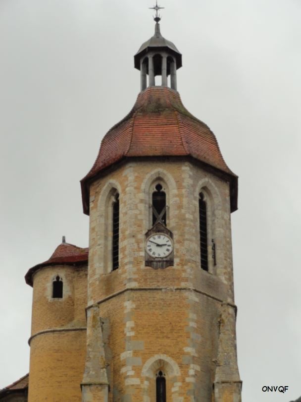 De style gothique, elle fut construite en briques et en pierres. Elle est située sur le chemin de Saint Jacques de Compostelle ( Gr 65 ) via Podiensis.