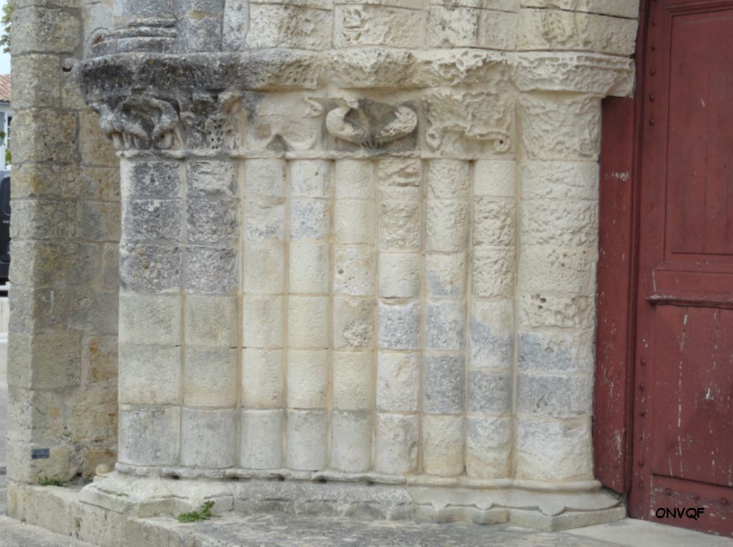 Les colonnes romanes situées à l'entrée de cette église laissent apparaître des chapiteaux qui ont été très altérés au cours des siècles.