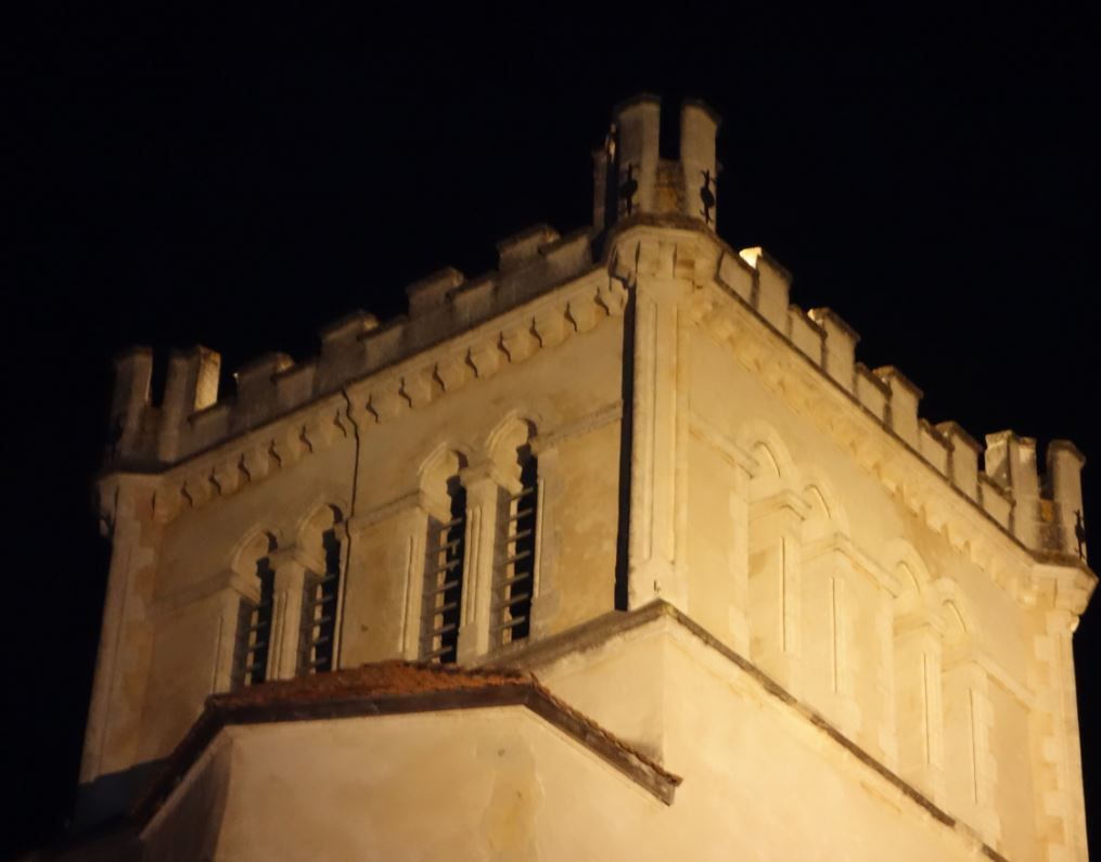 Une second tour est accolée à la tour principale afin de monter sur la Térasse. L'église par elle-même est orientée d'Ouest en Est.