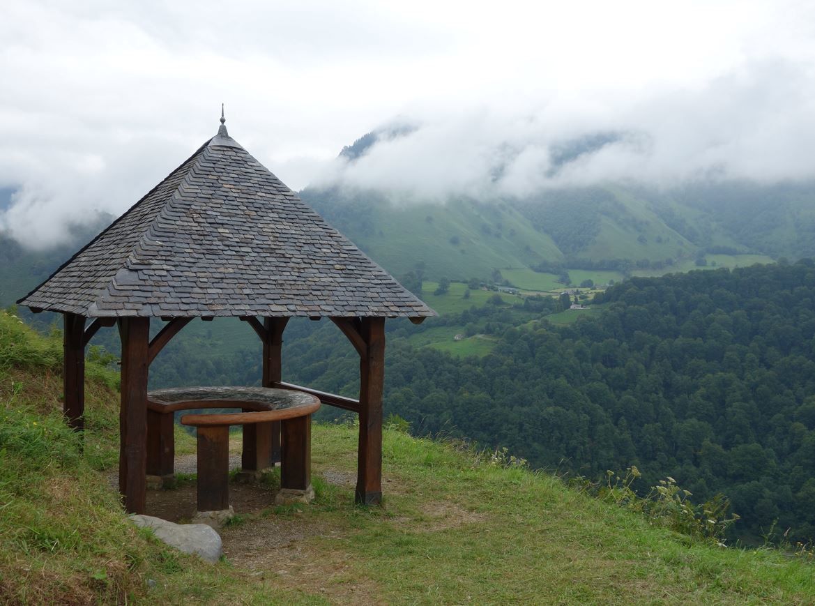 Sur la commune de Lescun ( Pyrénées-Atlantique 64 ), à proximité de la vallée d'Aspe, se dresse cette magnifique table d'orientation.