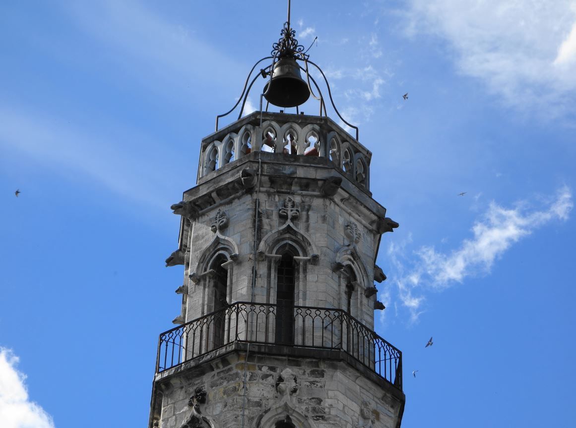Le rehaussement de la tour des Jacobins, avec l'installation de l'horloge et de la cloche, remonte au XIX grâce à la donation du chevalier de Montesquiou. On lui donnant également depuis l’appellation de tour de l'Horloge, dès lors.