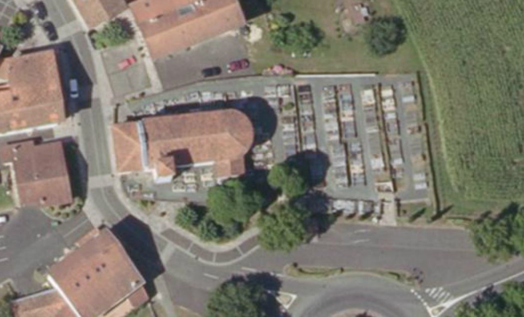 Vue aérienne de l'église Saint Martin  de Souraïde sur le géoportail.fr.