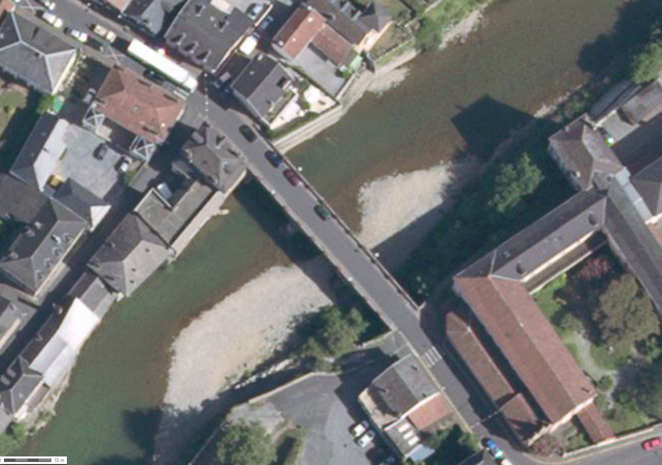 Vues aériennes du pont de Mauléon-Licharre sur le Géoportail.fr.