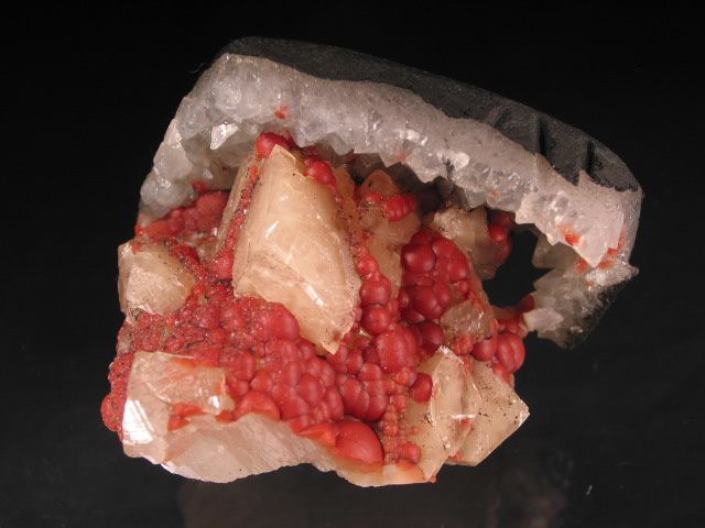 Fluorine Botroidale rouge sur Calcite de Mahodari Mine, Nasik, Maharashtra, Inde (pièce de khyber minerals)
