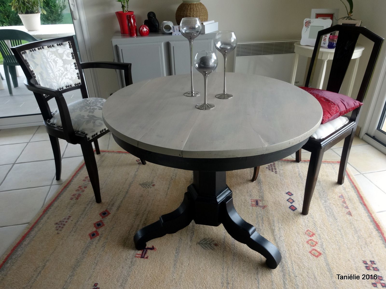 La vieille table ronde relookée - Avec un peu de fil...