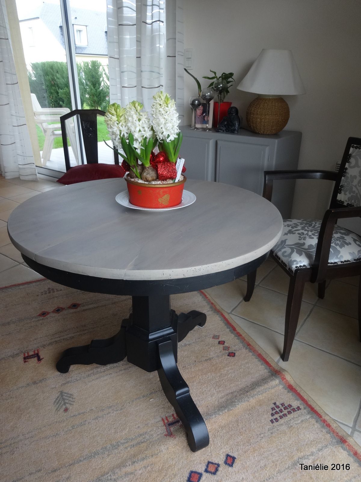 La vieille table ronde relookée - Avec un peu de fil...