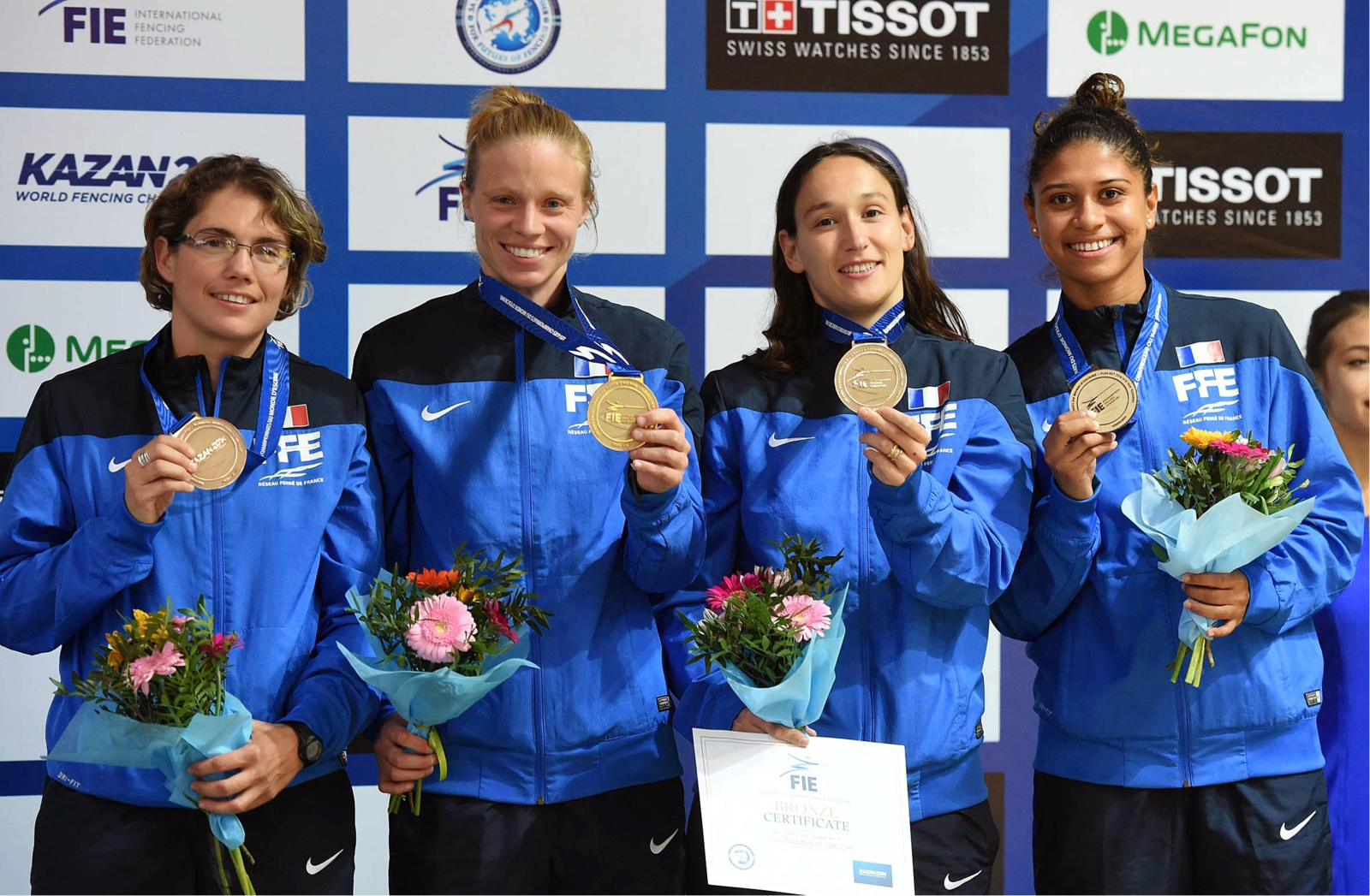 L’équipe de France 3e par équipe lors des Championnats du Monde de KAZAN 2014.  Gaëlle GEBET – Astrid GUYART Corinne MAITREJEAN – Ysaora THIBUS (de gauche à droite)