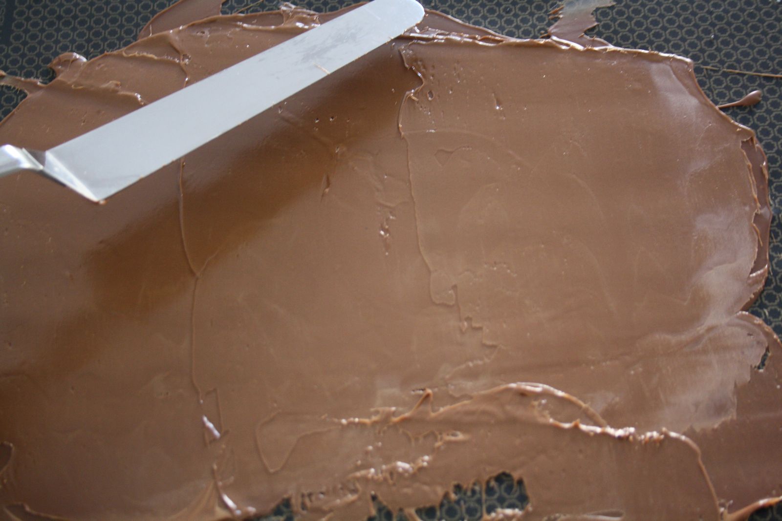 Contrairement à la photo, prédécoupez des rectangles de chocolat. Il est plus difficile de le faire après avoir enroulé les éclairs...