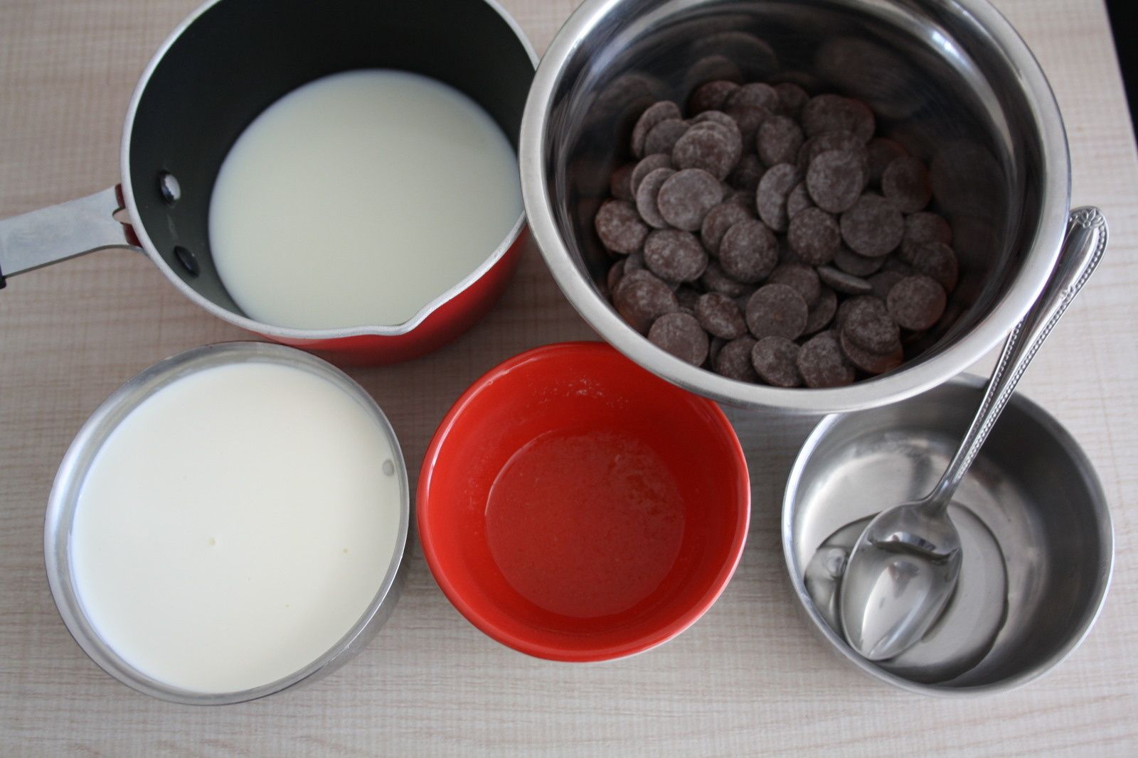 ECLAIRS CHOCOLAT TONKA INSPIRES DE YANN COUVREUR RELIGIEUSE ET TARTE CATIN