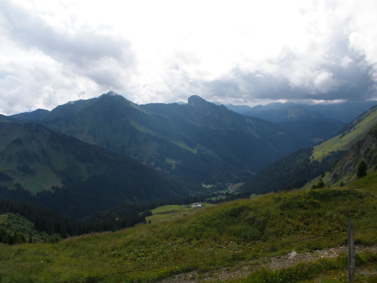 Col De Coux Depuis Lac Des Mines D or Lac de la mine d'or, col de coux (ALpes Haute Savoie) - Randonneurs,  bienvenue...