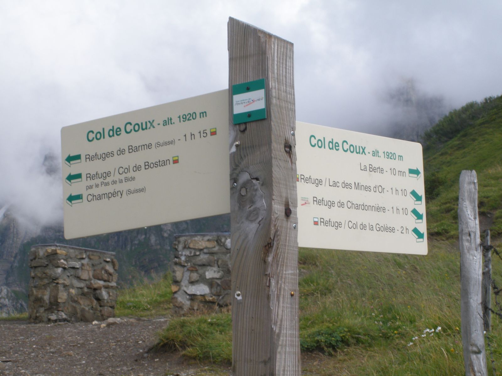 Col De Coux Depuis Lac Des Mines D or Lac de la mine d'or, col de coux (ALpes Haute Savoie) - Randonneurs,  bienvenue...