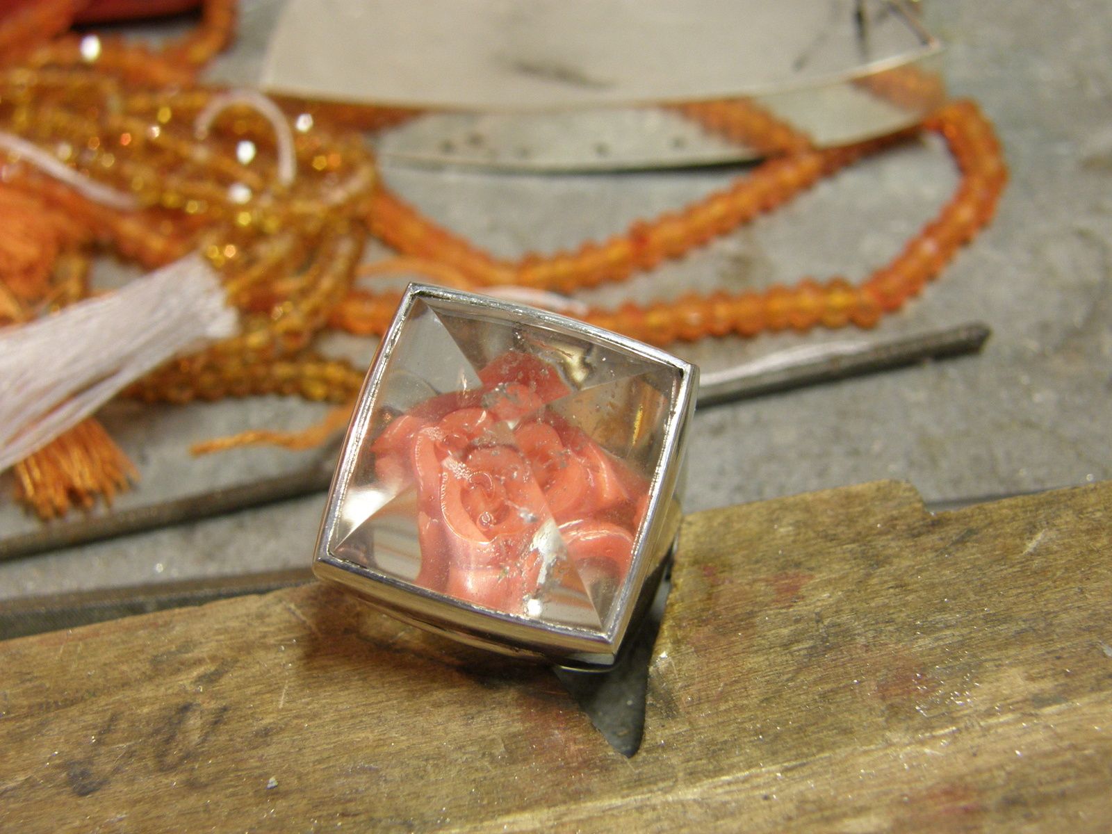 UNE BAGUE ROSE CROIX Thierry Grave
