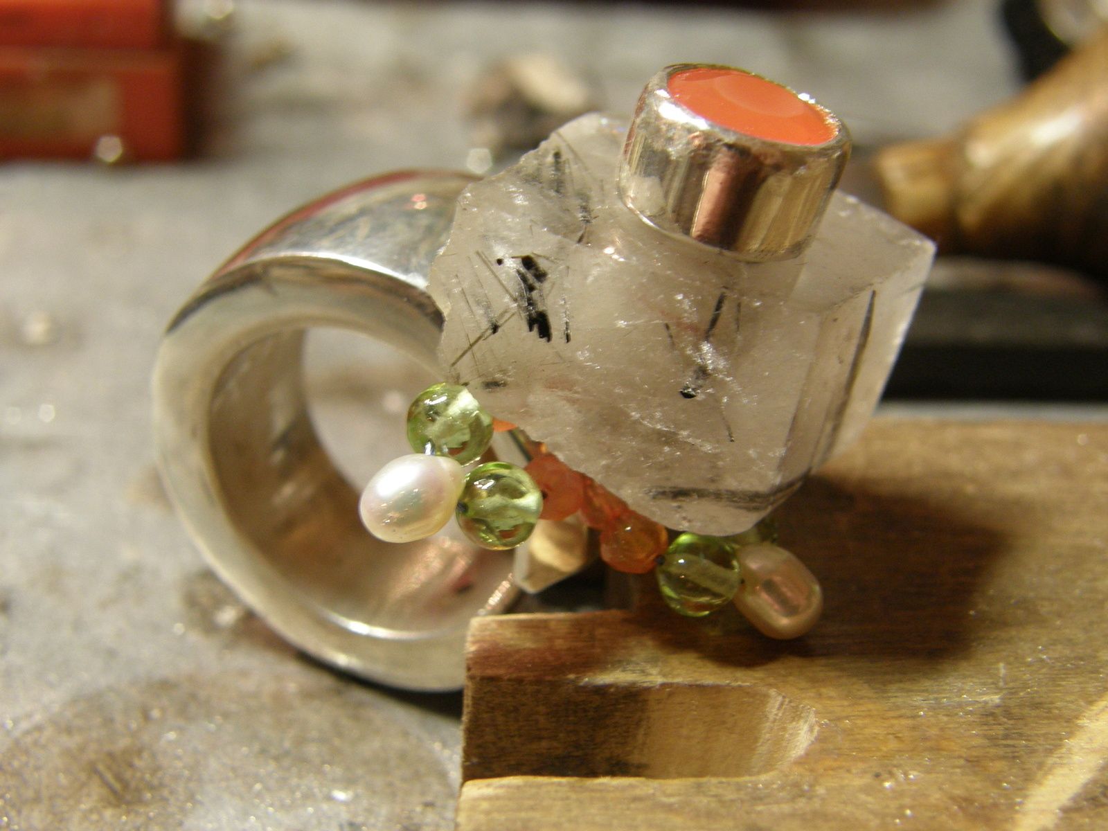 LE ROCHER DANS SON NID. Le petit dernier de la collection Thierry Grave