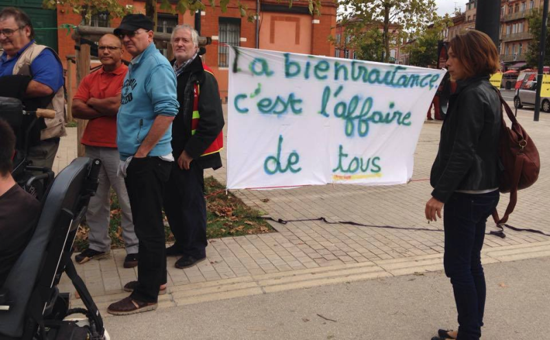 Rassemblement de soutien à la Présidente de "handi'gnez-vous" devant le trunal de Toulouse.