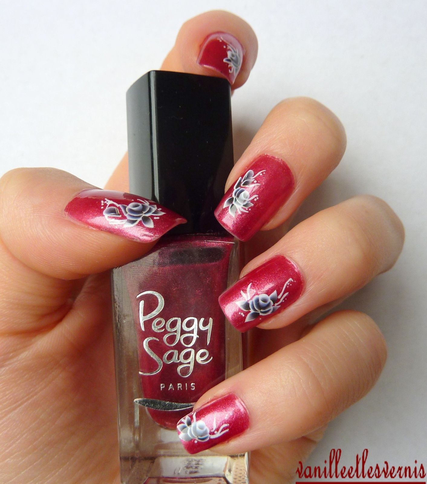 Nail Art petites roses noires et blanches Vanille et les vernis